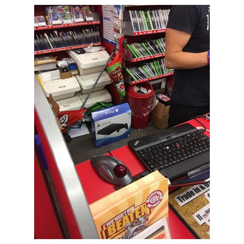 Une PS4 Slim aperçue dans une boutique anglaise